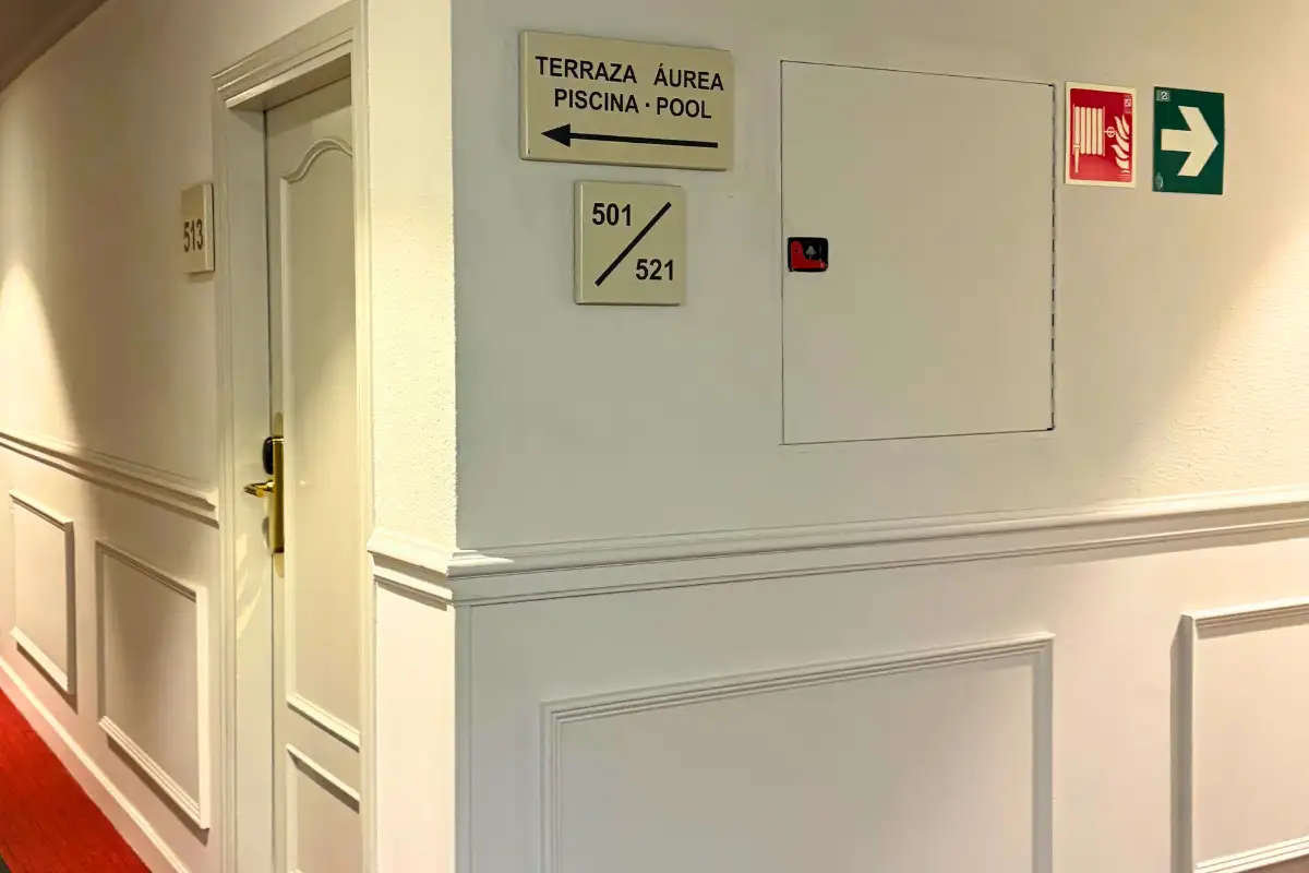 Corridor sign pointing to the Terraza Aurea pool at the Malaga hotel