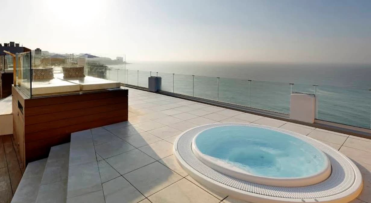 Rooftop jacuzzi and terrace overlooking the sea at Nix Sky Bar, Benalmadena