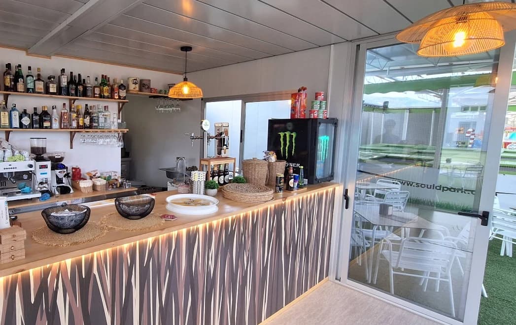 Bar counter with stools and ice machine at Terraza Chill Out, Miramar Fuengirola