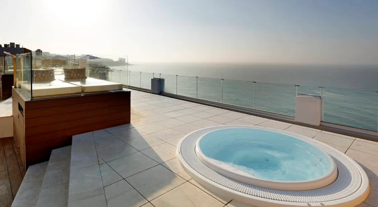 Rooftop jacuzzi and terrace overlooking the sea at Nix Sky Bar, Benalmadena