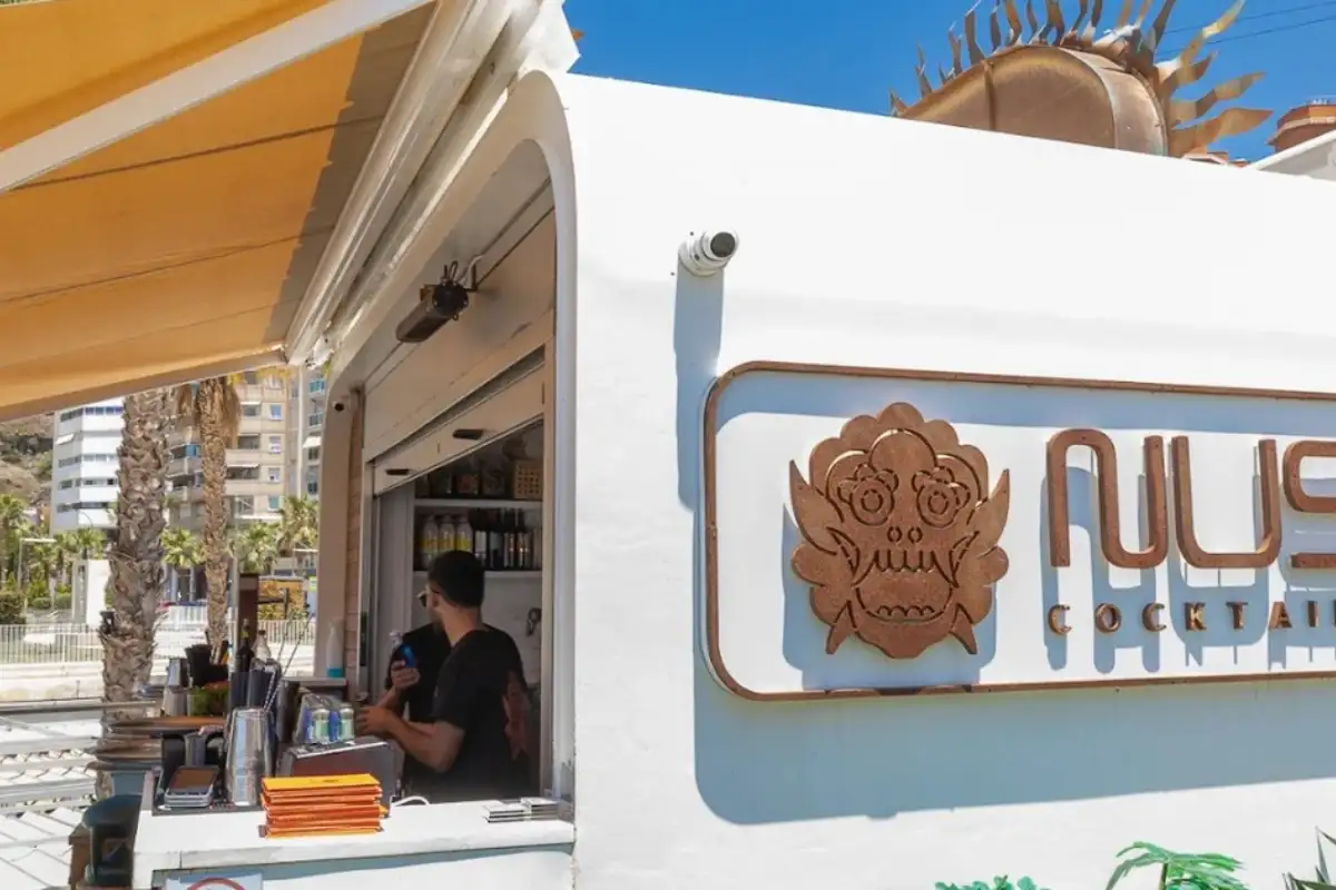 Exterior of the Nusa bar kiosk with bartender at the counter, Muelle Uno, Malaga