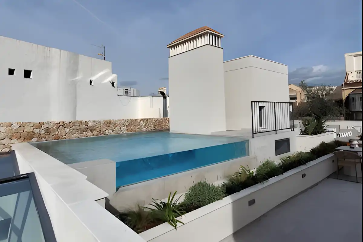 Whitewashed rooftop infinity pool at Well and Come in Malaga